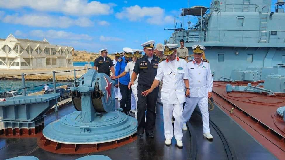 Russian and Libyan (LNA) officers tour a Russian warship at Tobruk, 2024 (LNA file image)