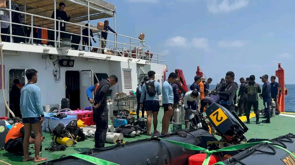 Salvage divers prepare to start another search at the wreck site (Basarnas)