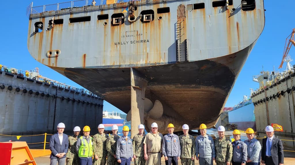 US Navy visiting South Korean shipyard