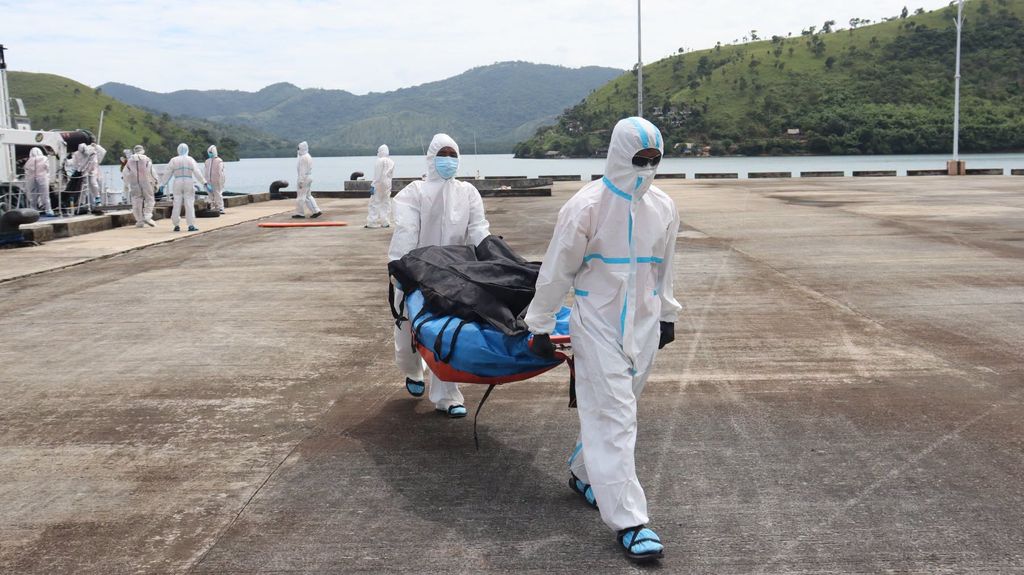 Servicemembers offload burned remains recovered from the June Aster (PCG)