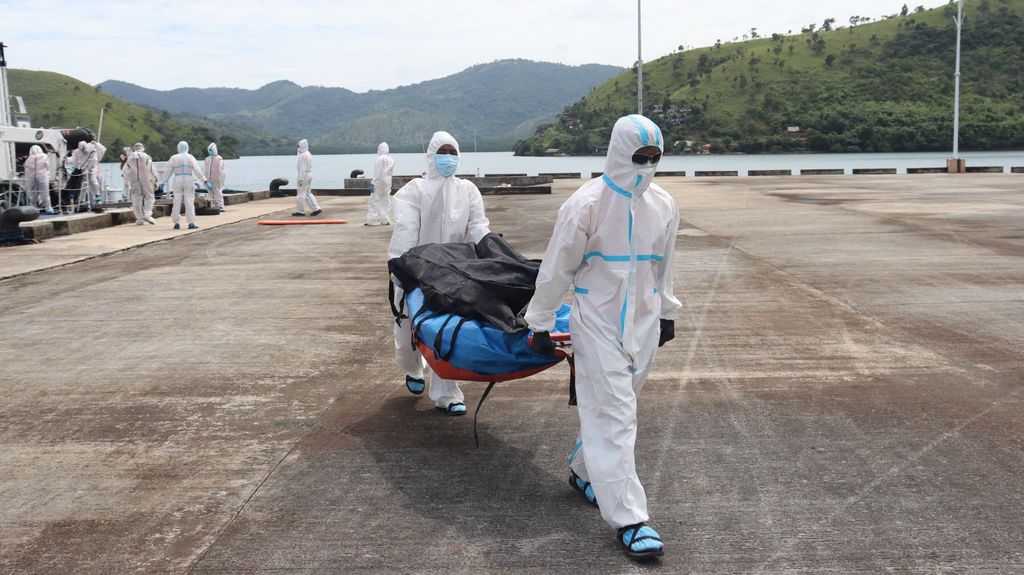 Servicemembers offload burned remains recovered from the June Aster (PCG)