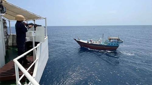 Indian Coast Guard interdiction of Iranian dhow smuggling drugs