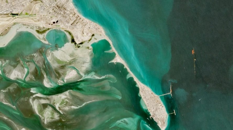 The strikes hit both the marine terminal tank farm (bottom right) and the refinery complex (upper left) (Sentinel-2 / Copernicus)