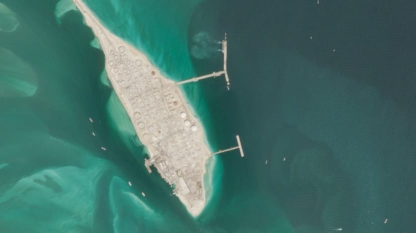 Two tugs assist a tanker alongside the pier at Ras Tanura (Copernicus / Sentinel-2)