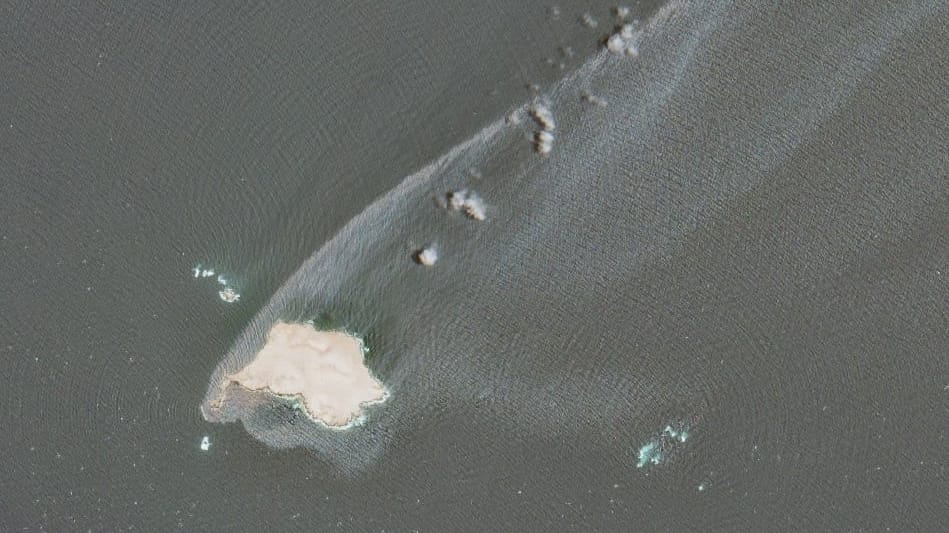 The spread of the oil plume from the Caroline Bezengi wrecked on Jazirat Al Qibliyyah, as seen on August 7 (Sentinel-2b/CJRC)