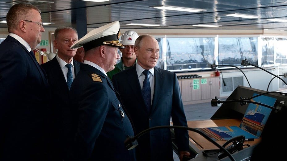 Inspecting LNG tanker at the Zvezda shipyard