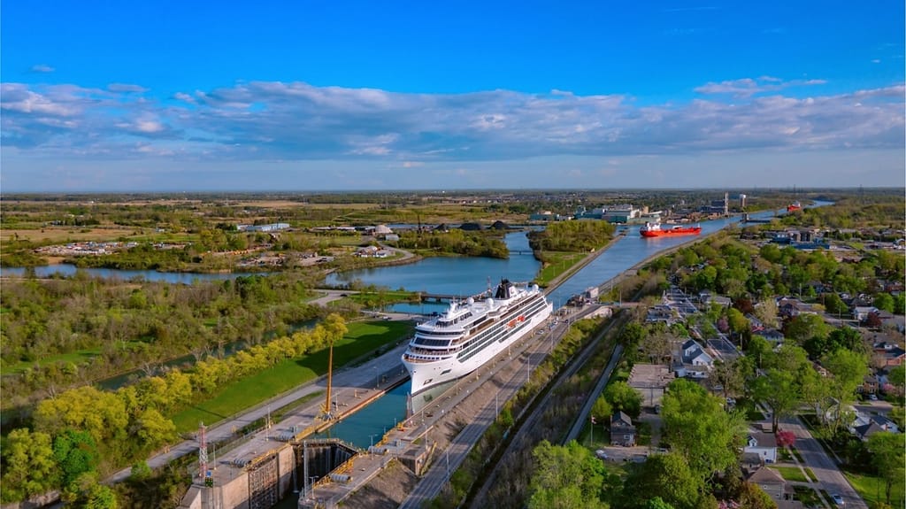 Great Lakes cruise ship