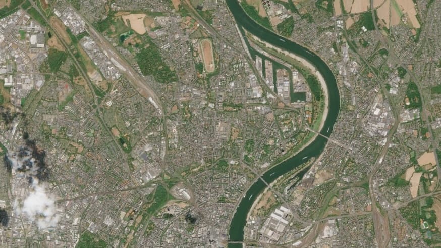Sandbanks and barge traffic on the Rhine at Cologne, August 1 (Copernicus / Sentinel-2)