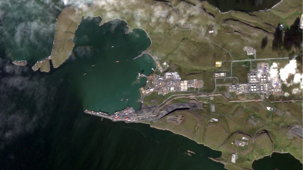 The newly-opened Sever Bay terminal at the head of the Yenisei River, with the shuttle tanker Akademik Gubnik alongside, September 4 (Sentinel-2)