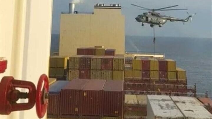 Iranian forces boarding cotnainership