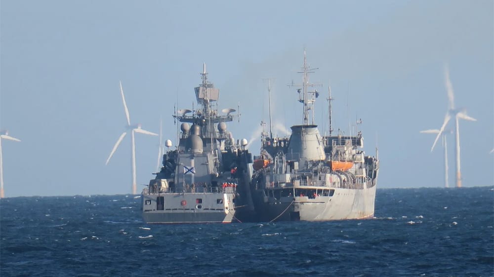 RFS Admiral Grigorovich (F494) ties up alongside PM-82 amidst a North Sea wind farm (Royal Navy)