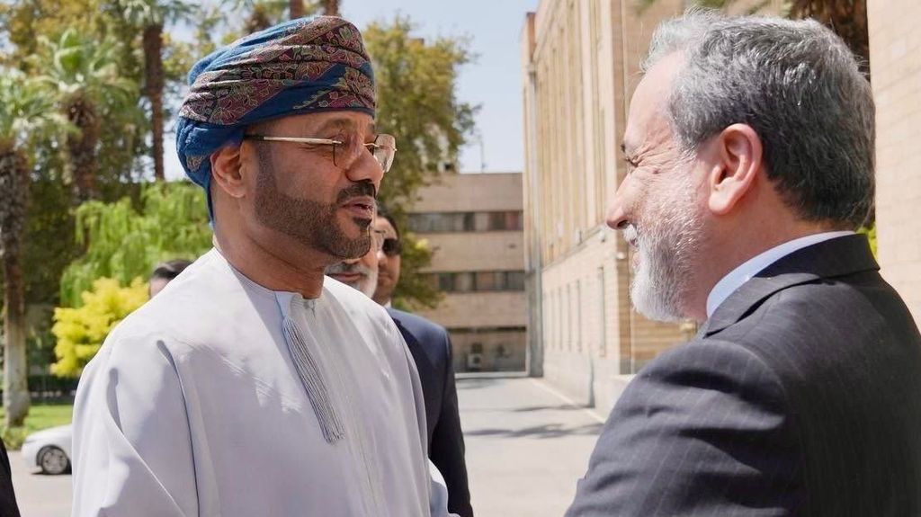 Omani foreign minister Badr Albusaidi (left) with his Iranian counterpart, Seyed Abbas Araghchi (right) (Omani Foreign Ministry)