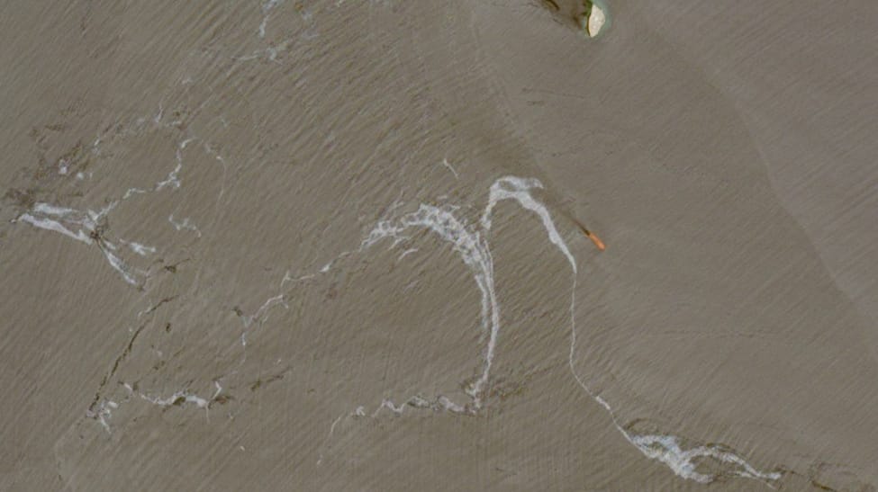 Minoan Pioneer, center right, drifts among oil slicks on August 5 (Copernicus / Sentinel-2)