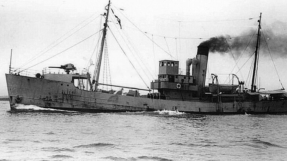 The up-gunned trawler HM Agate, 1941 (unknown / public domain)