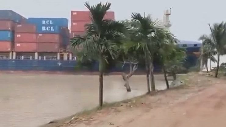 containership stuck on riverbank
