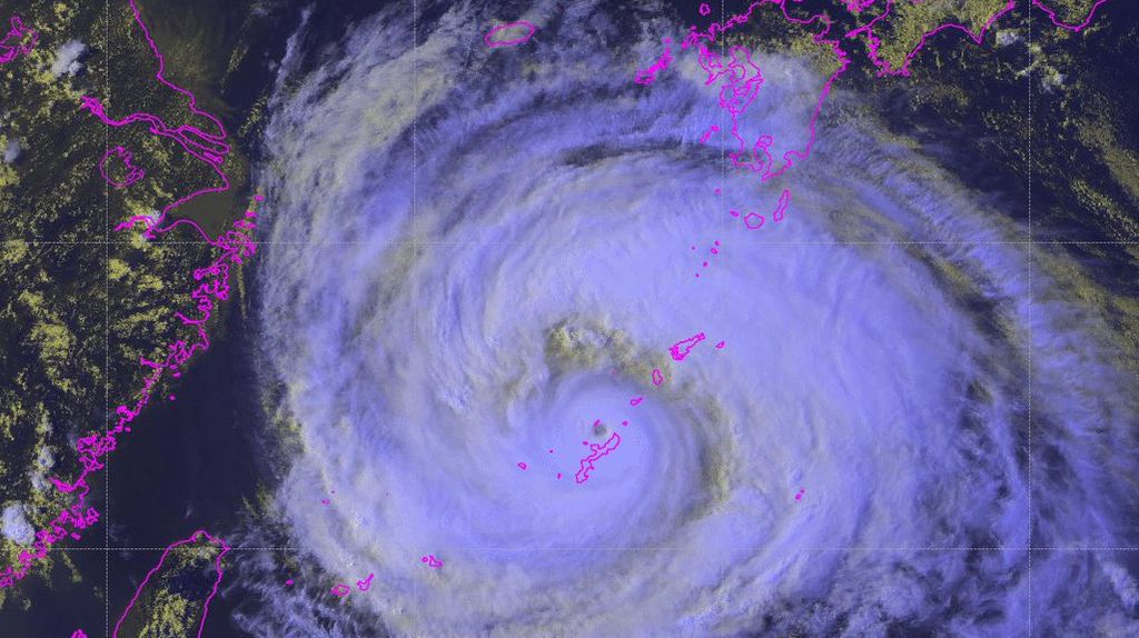 Typhoon Dolphin passes Okinawa, August 7 (RAMBB/SLIDER / Himawari 9)
