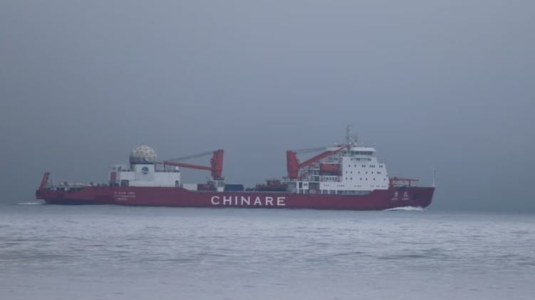 Xue Long Chinese research ship