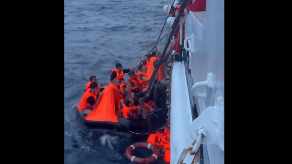 Chinese forces rescue survivors from the Khoi Nguyen 18 (PLA)