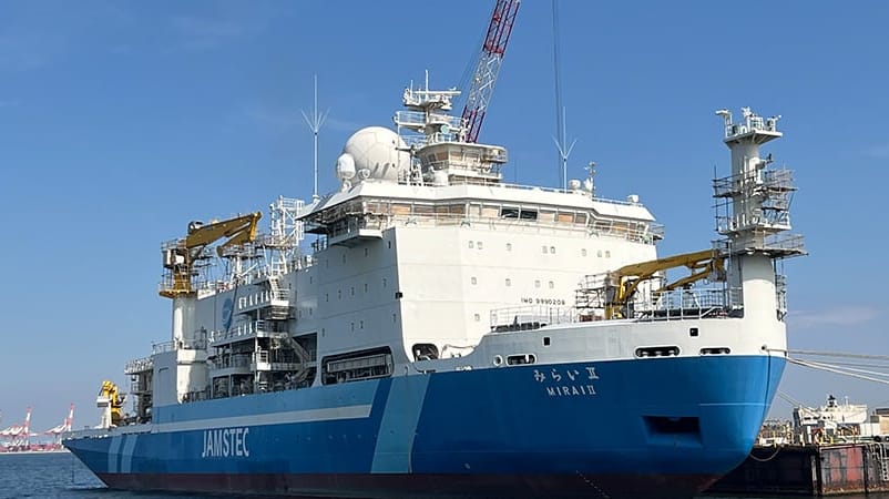 Japanese Arctic research icebreaker