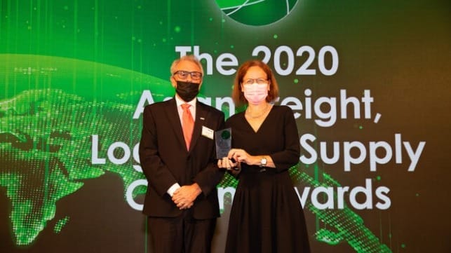 John Parkes (l.), Managing Director Integrated Services of KERRY LOGISTICS, presents Anne Thiesen with the BEST SEAPORT EUROPA award © Asia Cargo News