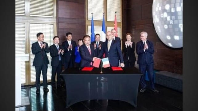 Signature of the cooperation agreement between Beijing Gas Group (represented by Mr. Xue Jianning, Group VP of BGG) and GTT (represented by Mr. Adnan Ezzarhouni, General Manager of GTT China) in the presence of the French Ambassador, his Excellence Mr. Laurent Bili.