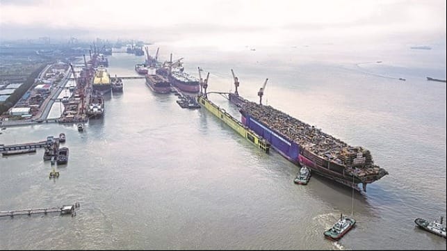 PALFINGER has landed an order for the FPSO vessel “Anna Nery” for the second time. Not only will the ship be equipped with cranes, lifeboats and davits, but also with pneumatic fenders for ship-to-ship operations.