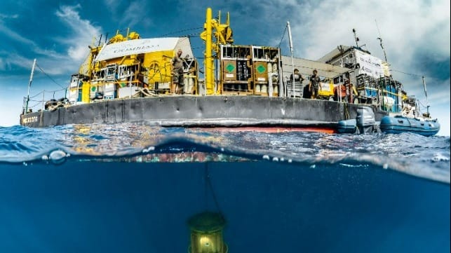 The Gombessa 6 saturation barge and the submerged turret (©Jordi Chias Gombessa Expéditions)