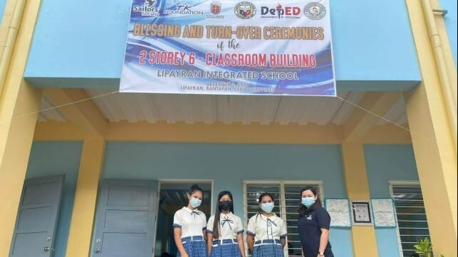 Cathy Paeste, Sailors’ Society’s Community Development Officer, with pupils from Lipayran Integrated School.