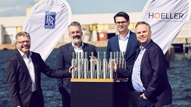 Dr. Otto Preiss, COO of Rolls-Royce's Power Systems Division (left) and Armin Fürderer (second from left), who is responsible for climate-neutral solutions at Rolls-Royce Power Systems, announce electrolysers with several megawatts of power. Stefan Höller (right), company founder and head of development, and Matthias Kramer (second from right) jointly head Hoeller Electrolyzer, a company based in Wismar on Germany's Baltic coast that works on highly efficient electrolysis stacks. 
