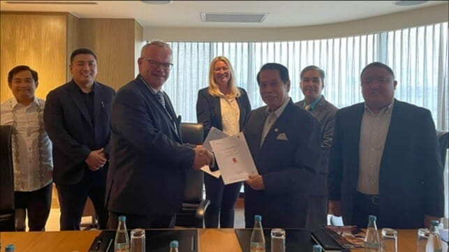 Photo: Morten Hasaas, Sr. Vice President Maritime Simulation, KDI (Kongsberg Digital) (center left foreground) and Admiral Eduardo Ma. Santos, President at MAAP (center right foreground), signed the contract. In the background from left: Peterwilson