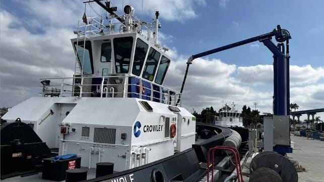 The igus® e-dispenser® delivers power from the shore to the tugboat, delivering a plug to the vessel to charge its batteries.
