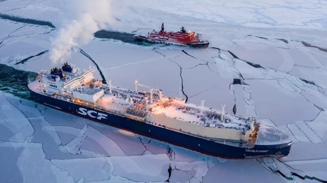 Russian Arc7 LNG gas carrier in ice