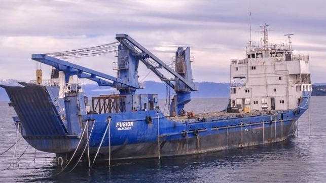 The derelict freighter just off Puerto Montt (Ruben Vega / VesselFinder)