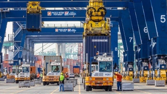 container loading in port