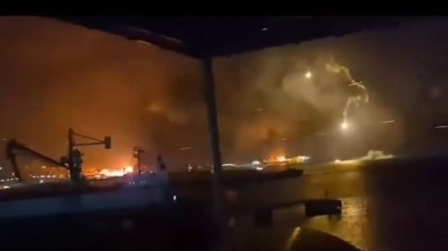Fires, phosphorus flares and tracer fire from air defense guns at Novorossiysk, Nov. 13 (Russian social media)