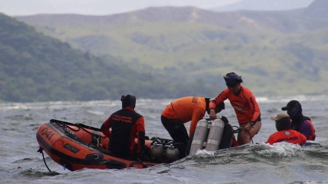 Divers work near the wreck site off Batuk Batuk Island (PCG)