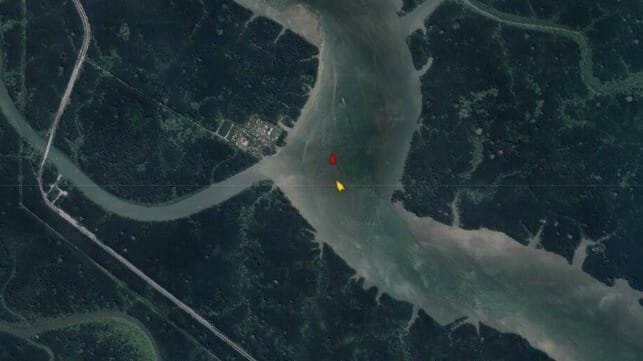 KMTC Surabaya (red) and Glengyle (yellow) were heading in opposite directions on the Long Xue River (Pole Star)