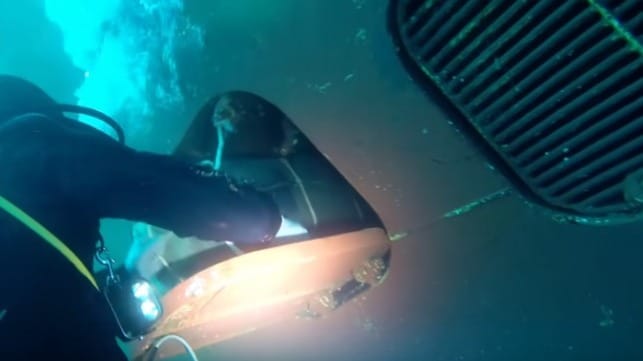 divers recover smuggled drungs from hull of a bulk carrier