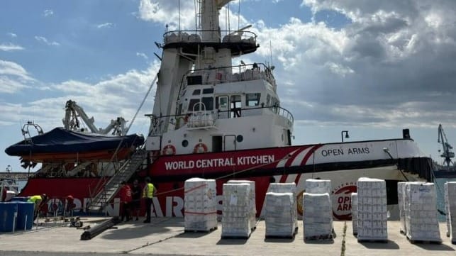 Open Arms tug with food on the pier 