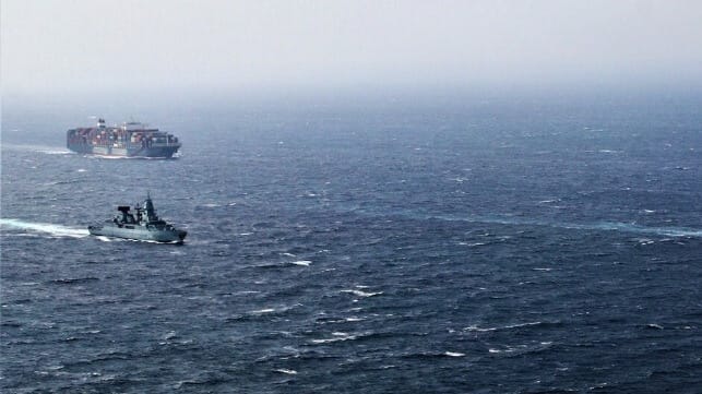 Frigate Hessen escorts a boxship in the Red Sea (Bundeswehr)