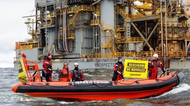  Activists at the Borkum project site (Axel Heimken / Greenpeace)