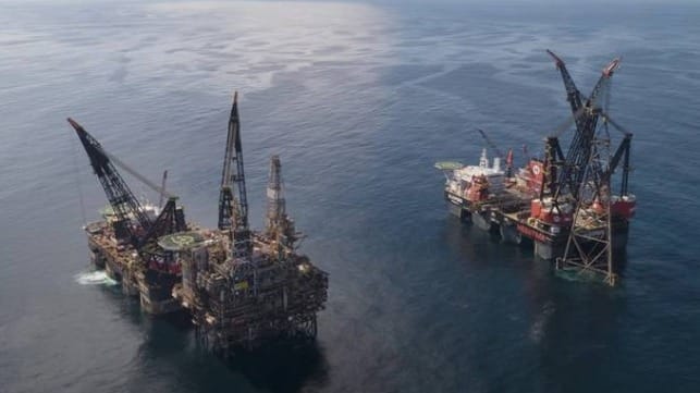world's largest semi-submersible crane vessels