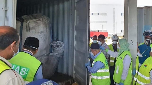 DOE officials inspect one of 110 containers of toxic dust at Tanjung Pelepas (DOE)