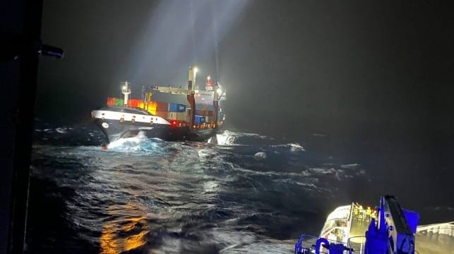 Icelandic Coast Guard tows disabled containership