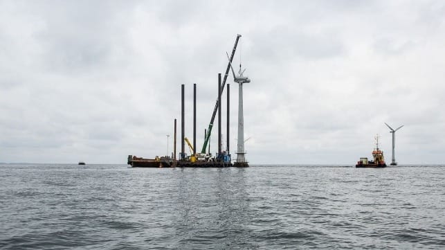 recycling blades from decommisioned wind farms 