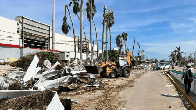 Hurricane damage along Boulevard de las Naciones, south of the bay (Gobierno de Guerrero)