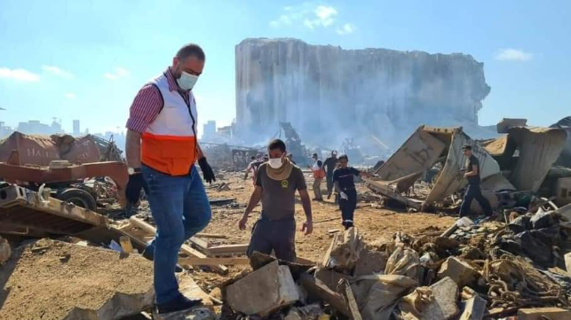 Volunteers search the wreckage at the port of Beirut (Palestinian Red Crescent)
