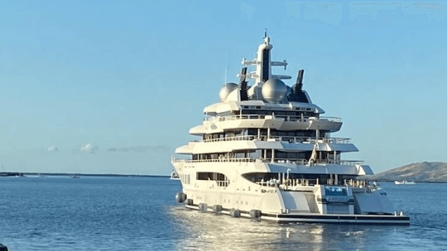 Amadea departs Fiji with an American flag on the stern, 2022 (U.S. Department of Justice)