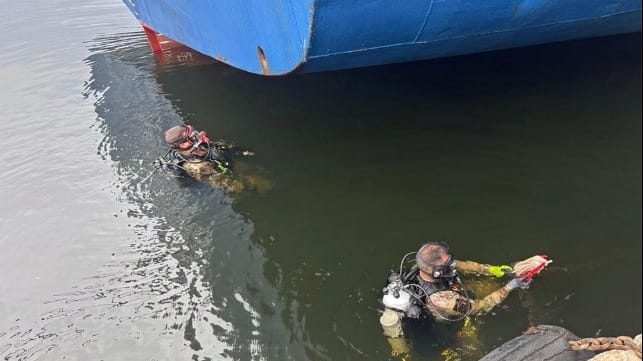 divers retrieving cocaine 