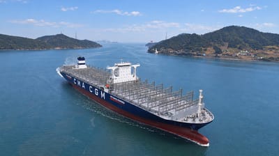containership with new system for securing containers 